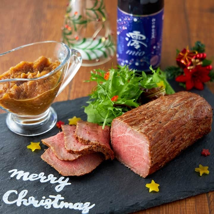 mio_sparklingのインスタグラム：「お家で簡単ローストビーフ！🎅🎄  炊飯器で簡単ジューシー！ クリスマスシーズンにぴったりのローストビーフ🥂✨  材料（4～5人分）  ■ローストビーフ 牛もも肉塊　300ｇ　　 塩 小さじ1  A. ブラックペッパー　適量 にんにく　1かけ サラダ油　大さじ1  ■玉ねぎたっぷりのソース 玉ねぎのすりおろし　1個分 ブラックペッパー　適量　  B. 白ワイン　大さじ1 醤油　大さじ2 はちみつ　大さじ1 水　大さじ2  ■作り方 1. 牛肉にAの調味料をすりこみ、ラップで包んで常温で1時間以上寝かせる。  2. 熱したフライパンにサラダ油を入れ、中火で片面1分を目安に全面焼く。アルミホイルで隙間なく包んでその上からラップをかけ、ジッパー付き耐熱保存袋に入れ、空気を抜いて密封状態に。  3.炊飯器に70度の湯を入れて30分保温し、袋ごと取り出して氷水で冷ます。  4.熱したフライパンにサラダ油（分量外）を入れ、すりおろした玉ねぎを中火で炒める。水分が飛んで色づいてきたら、Bを加えて少し煮詰め、お好みでブラックペッパーを入れて火からおろして冷ます。  5. 3をスライスして盛り付け、４のソースを乗せて召し上がれ☆  ※ワサビやおろしポン酢でもおいしいく召し上がれます。  #クリスマスレシピ #クリスマス料理 #クリスマスメニュー #ローストビーフ #ローストビーフ手作り #クリスマス気分 #もうすぐクリスマス #クリスマスフード #季節を楽しむ暮らし #おうちクリスマス #アレンジレシピ #てづくりごはん365 #ごはん日記 #日本酒を楽しむ #澪レシピ #飲みやすい #日本酒部 #私の美味しい写真 #肉レシピ #料理好きな人と繋がりたい #好きなお酒 #お酒好きな人と繋がりたい #家飲み #日本酒大好き #日本酒好きな人と繋がりたい #スパークリング清酒 #日本酒女子 #日本酒 #sparkling #澪」