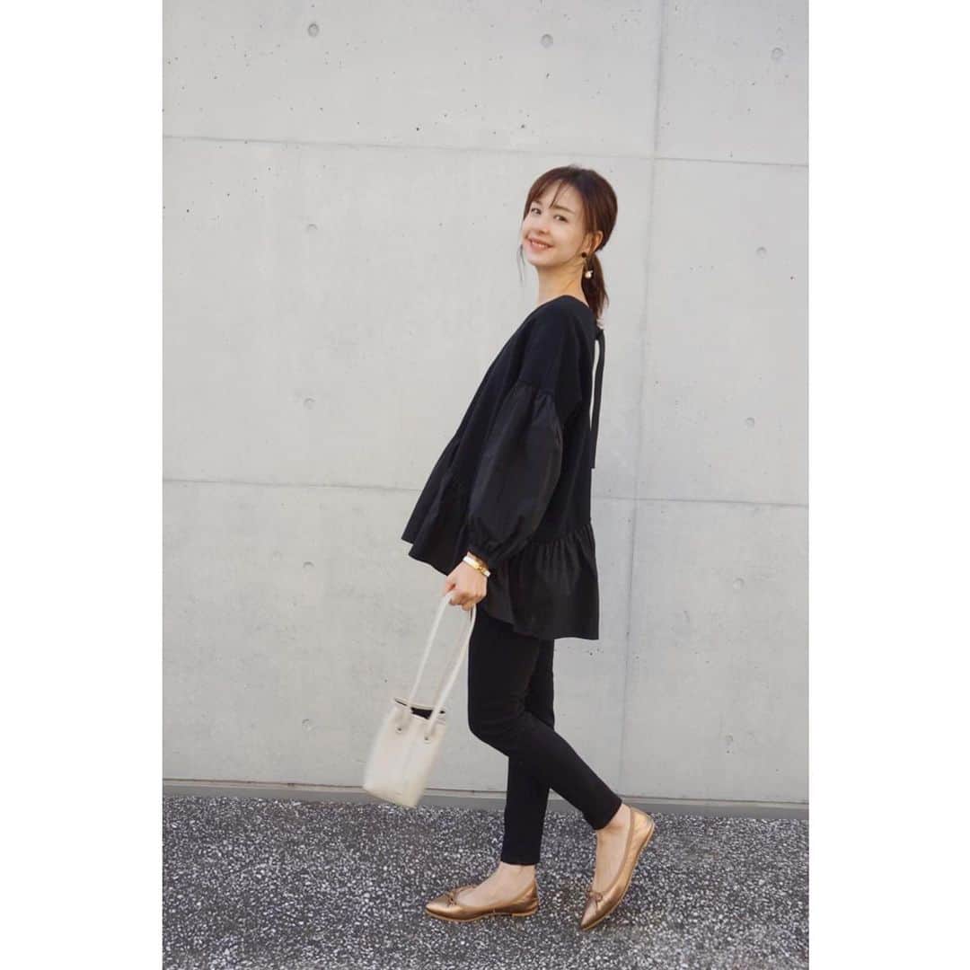 乙黒えりのインスタグラム：「バレエシューズ  真っ黒コーデにワンポイント✨  #tops @elendeek  #pants @uniqlo_ginza  #shoes @atelier_brugge   クッション性があって、脱げにくいバレエシューズ (つま先がタイトなので、普段は24.5だけど、25cmにしました。) #ママコーデ#ママファッション#バレエシューズ#atelierbrugge #uniqlo #elendeek」