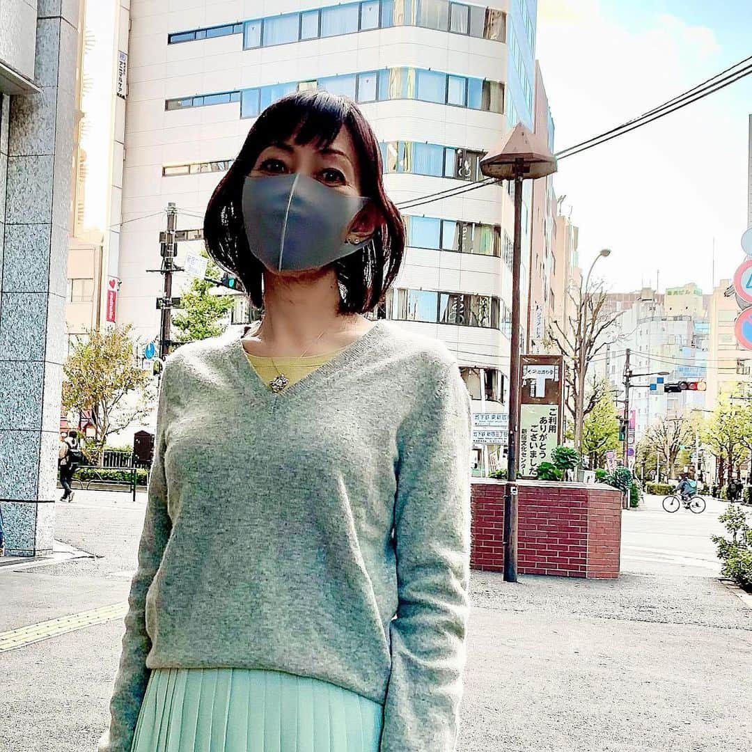 のインスタグラム：「1枚目・・グレーのマスクで出かけたのは…？ ・ 2枚目・・ビックロでした！ ・ 昨日もケーブル探しに行ったのにまた😂　今日買ったのは… ・ 3枚目・・iPad用のフィルムでした！ 上手く貼れるかどうか…自信なし😂 ・ ・ 出先でも追加の素材など急いで録音して送れるようにと、環境を整えています。だいぶ揃った✨ ・ ナレーションや声優のスキルを活かせるいろんな機会をいただけて、わたしは本当にラッキーだと思います。 ひとつひとつ大切に…がんばろーっと💪 ・ ・ #voiceover #voiceactor #japanesevoiceover #japanesevoiceactor #narrator #myvoicedemo → @saolisample ← #こんな声です #ナレーター #西原さおり  #映像 #映像制作 #映像クリエイター #映像クリエイターと繋がりたい」