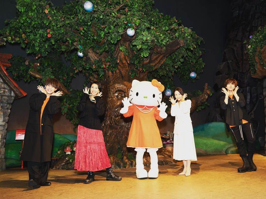 LOVEのインスタグラム：「先日の！ サンリオピューロランドでのイベントがTOKYO FM今夜サンデースペシャルになります。本日このあと19：00から放送🐱📻  声優の中島ヨシキさん　yoshiki_n_626  神尾晋一郎さん　@shinichiro_kamio のあったかいお人柄、ぜひ放送でも触れてみてください^_^ @aya.komaki 小牧亜矢館長にも嬉しい再会でした！  こちら、子宮頸がんの予防呼びかけイベント。  友人知人、ここ見てくれてる皆さま、20-40代女性は特に。お互い検査は毎年、大事にいきましょう！最後に検診したのいつだ？わたしは今年も予約とったよー！😊   PS わたしはプレゼンター×ライブ、ライブの様子も流れるかも！  #tokyofm #サンデースペシャル  ©️’76,’90,’20 SANRIO APPROVAL No.P1211193」