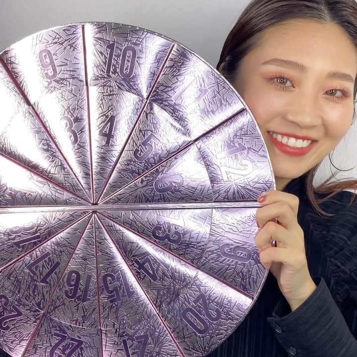 のインスタグラム：「＼クリスマスまでのカウントダウン／毎日新しい M·A·Cのアイテムに出合える♡全24製品が詰まったアドベントカレンダー✨ ㅤ 現品＆ミニサイズの製品がたっぷり入ったホリデー期間限定の豪華なキットを見逃さないで﻿💕 ﻿ㅤ ■ブーム ブーム ワオ コンプリート アドベント カレンダー(税込20,900円)／💡税込49,000円相当 ㅤ ﻿*公式オンラインサイト、伊勢丹 新宿本店、阪急うめだ本店、三越伊勢丹化粧品オンラインストア meeco、阪急百貨店公式コスメ通販サイト﻿ HANKYU BEAUTY ONLINE限定  ㅤ #MACFrostedFirework #MACクリスマスコフレ2020#MACHoliday #MACCosmeticsJapan #MACCosmetics #MAC #MACコスメ #マックコスメ #コスメ#コスメ紹介#コスメ好き#コスメレポ #化粧品 #デパコス #コスメ部 #コスメマニア#トレンドメイク#秋メイク#冬メイク#メイクテク#クリスマスコフレ#アドベントカレンダー#限定コスメ#限定品#限定#MACリップ#アイシャドウ」