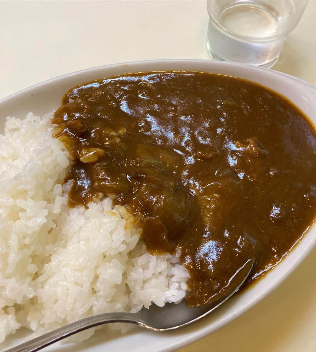 佐藤竜雄のインスタグラム：「早い晩飯はあづまでカレーライス！ここは野菜そばが美味しいんだけどカレーも好きな味。 #懐かしの味 #洋食カレー #甘味処 #中通り商店街 #高円寺」