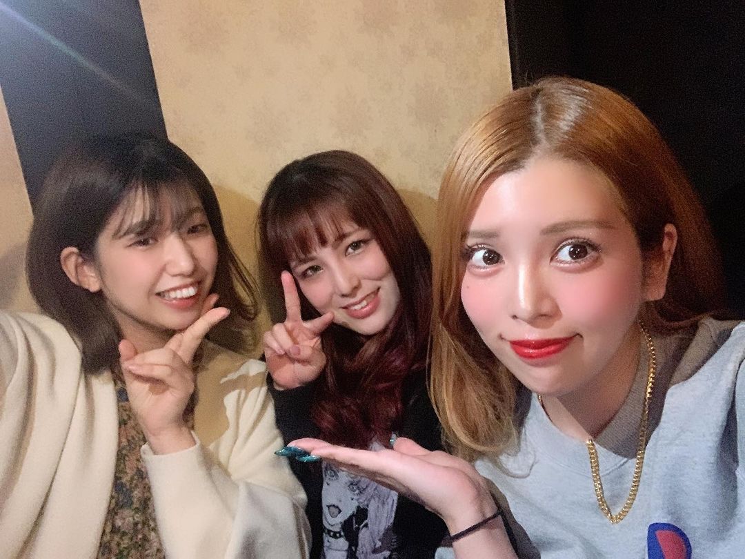 坂口杏里のインスタグラム：「お店変わってみんなこっち来てくれて 感謝…  しっしゃあ！ 16勤務目！  09054307175  ↑何かあればこちらまで！ Bar Cachette (カシェット) 東京都新宿区歌舞伎町2-11-7 メトロビル4階 営業時間 1:00～  お待ちしてますん💕 男性１時間3000円 女性１時間1500円 （飲み放題）  ライン交換写メ撮ろ♡」