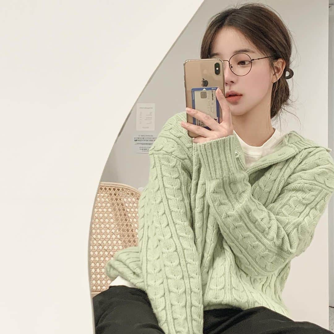 ユン・アラのインスタグラム：「나도 드디어 찍어보았다 오해피데이 포토존에서..😂😂 ㅋㅋㅋㅋㅋㅋㅋ 처음으로 건졌다고 한다 🤍」