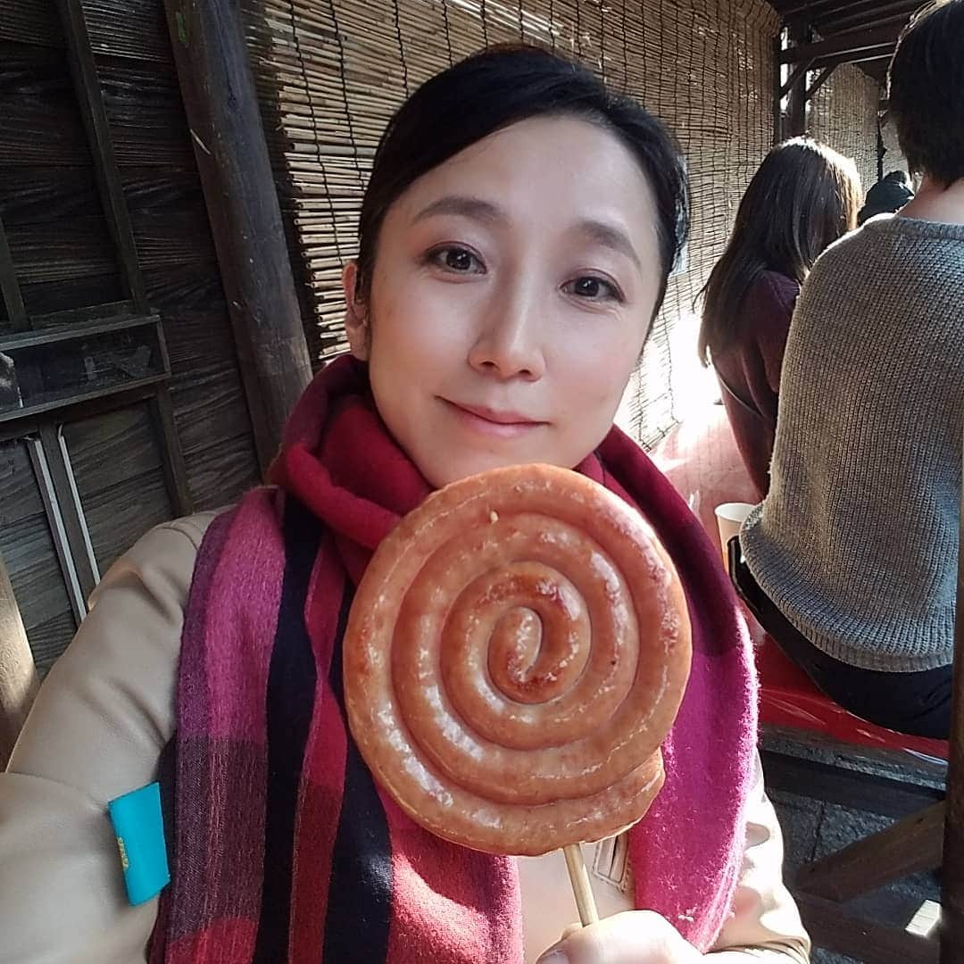 常世晶子さんのインスタグラム写真 - (常世晶子Instagram)「一緒に食べますかー？  #うずまきソーセージ #ご機嫌😊🍴  #写真の時だけマスクなし #ほろ酔い」11月22日 17時16分 - tokoyo_shoko