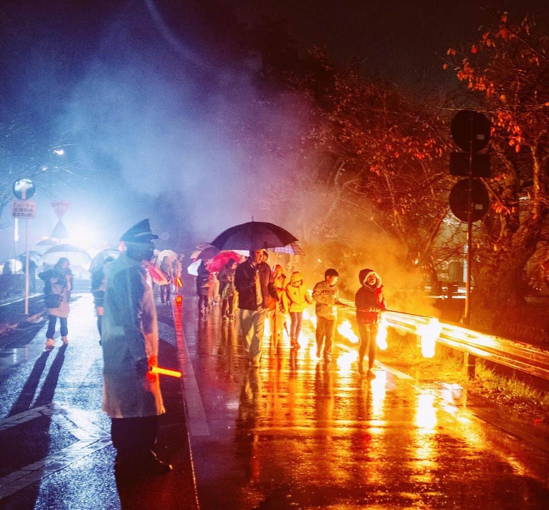 のインスタグラム：「(2/3) Sukugawa city locals carry flaming torched up the side of Mount Goro as part of the Taimatsu Akashi Fire Festival. This was from 2015. I've missed traveling in Japan so much this year and have resolved myself to go back and see everything again once events are possible again.   #須賀川松明あかし #Festival #Fuksuhima #お祭り #秋」
