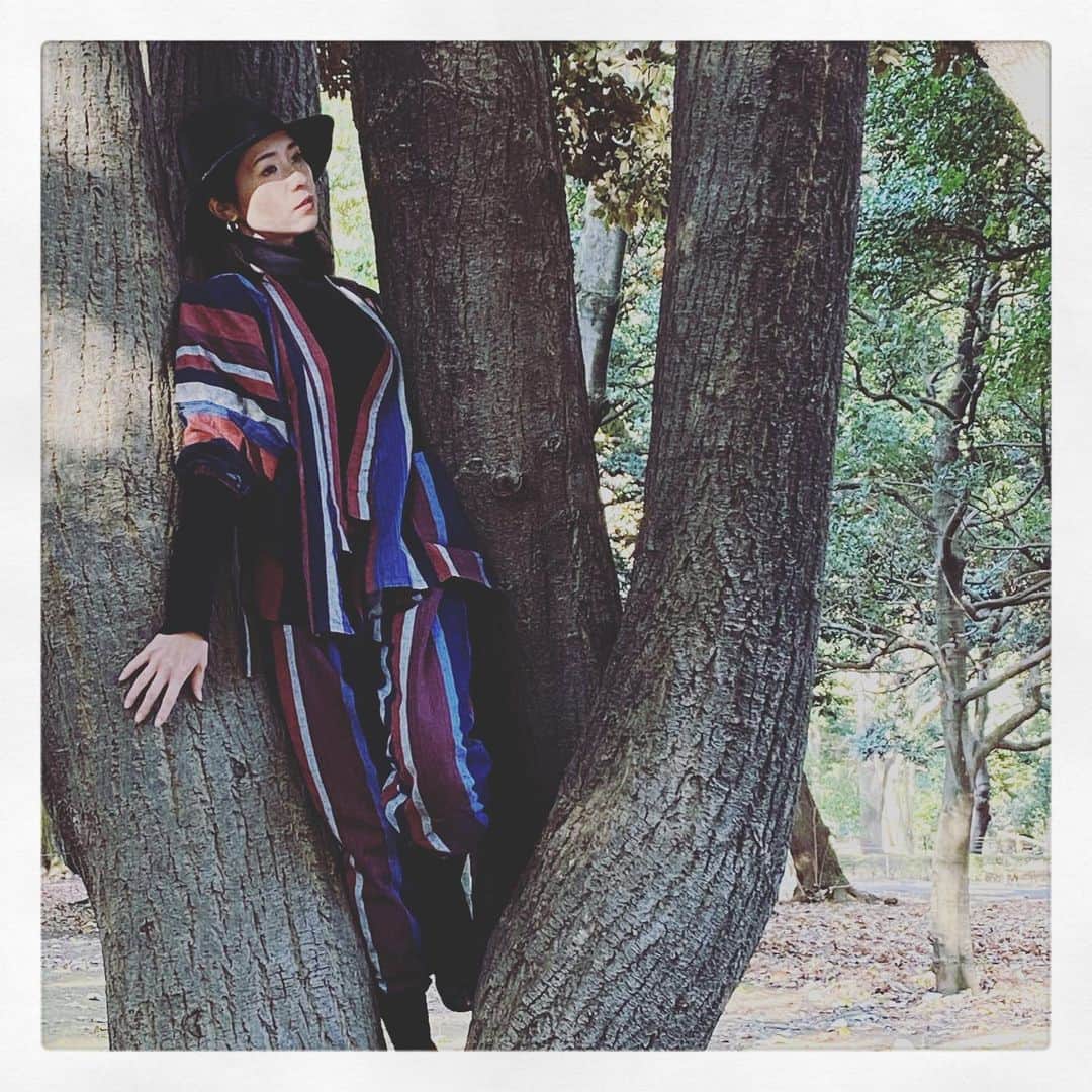 立花サキさんのインスタグラム写真 - (立花サキInstagram)「気持ちでは、木と一体化してる。  #作務衣モデル #作務衣女優 #作務衣 #作務衣コーデ」11月22日 17時20分 - tachibanasakichaso