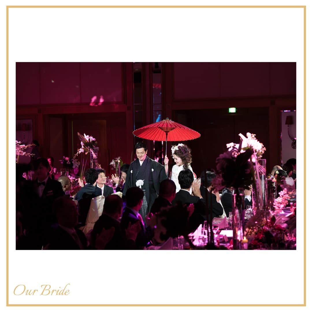 横浜ロイヤルパークホテルウエディングさんのインスタグラム写真 - (横浜ロイヤルパークホテルウエディングInstagram)「_ ・ ［Our Bride 2］ たくさんのゲストの皆さまからの祝福の拍手により創られたおふたりのためのウエディングロード。 皆さまの笑顔や涙に囲まれながら高砂へと進まれました。 ・ ・ Photo:@satominoir Flower:@musajapan_yokohama_royalpark ・ ・ ・ フェアご予約はプロフィールURLよりお進みください。 HP限定特典は、必ずホームページよりご予約お願いいたします。  電話orオンライン相談会も引き続き開催中です。  @landmarkwedding ・ ・ ・ #landmarkwedding #横浜ロイヤルパークホテル #yokohamaroyalparkhotel #ロイパ花嫁 #横浜ロイパ花嫁 #みなとみらい婚 #みなとみらい花嫁 #みなとみらい結婚式 #みなとみらい結婚式場 #横浜ウェディング #横浜ウエディング #絶景ウエディング #令和花嫁 #和装花嫁 #ホテルウエディング #ホテル挙式 #式場選び #大人婚 #大人花嫁 #神奈川婚 #横浜婚 #横浜結婚式 #横浜プレ花嫁  #プレ花嫁横浜 #プレ花嫁準備中 #横浜花嫁 #2021年春婚 #2021年夏婚 #2021年秋婚 #2021年冬婚」11月22日 17時24分 - yokohamaroyalpark_wedding