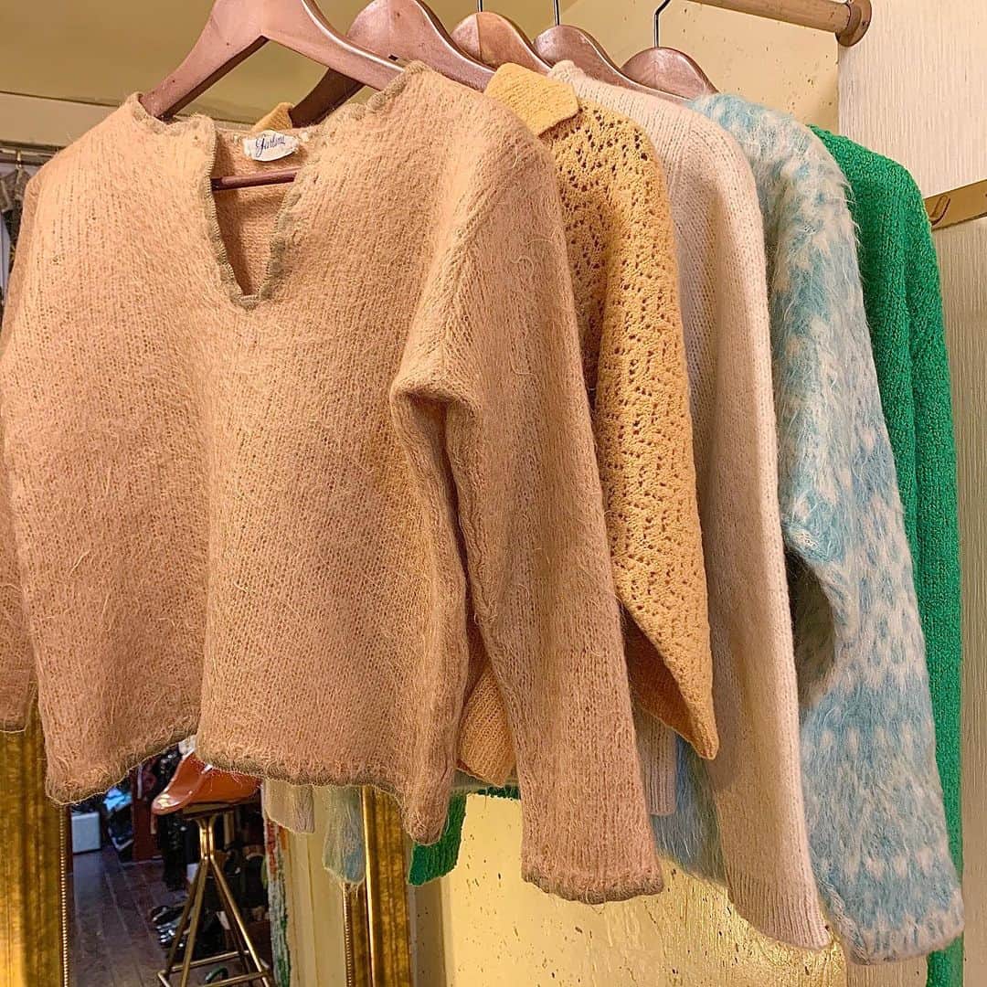 NUTTY Vintage&Collectibleのインスタグラム：「💭NEW ARRIVAL💭  ☑︎vtg knit cardigan&sweater   これから着たい、厚手のニットアイテム。大人気のモヘアも追加で入荷しております❄ デザイン豊かなアイテムたち。ショート丈で絶妙な丈感なので、探している方も多いのではないでしょうか。 ぜひお気に入りを見つけてみてください＊  ------------------------------------ 🛍NUTTY通販について🛍 ------------------------------------- ＜ONLINE STORE＞ VINTAGE▶︎http://nutty.theshop.jp/ USED SELECT▶︎https://nuttyselect.official.ec/ （プロフィールページURLよりjump🕊） ㅤㅤㅤㅤㅤㅤㅤㅤㅤㅤㅤㅤㅤ ＜VIDEO CHAT SHOPPING＞ テレビ電話をお繋ぎして、リアルタイムでご案内いたします。詳細は過去の投稿をご覧ください。」