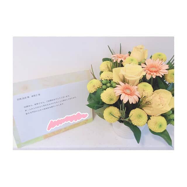 土岐麻梨子のインスタグラム：「主人の会社の方から、お祝いのお花を贈っていただきました。。 ⑅ 素敵な方に囲まれて、お仕事させてもらっている主人は、いつも幸せそうにがんばっているので、こうしてお祝いしていただけこと、とても嬉しいです。。 ありがとうございます♡ ⑅ 私も今まで以上にサポートできるようがんばります♡ ⑅ #入籍のお祝い #素敵なお花 #オレンジのガーベラ #チューリップ #ピンポンマム #ありがとうございます」