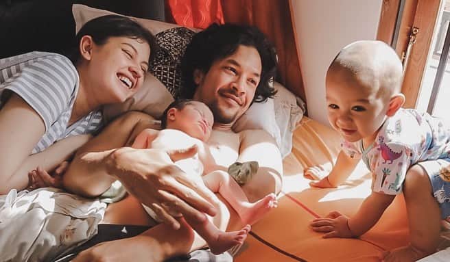 Kimberly Ryderのインスタグラム：「My beautiful little lady, Aisyah Moonlight Akbar. 🌙✨ Tanggal-tanggal cantik yang tidak di rencanakan. Lahir normal tanpa bantuan induksi dan tanpa pilihan tanggal caesar... Anak pertama laki-laki lahir pada tanggal 19.11.19 dan anak kedua perempuan lahir pada tanggal 20.11.20. Memang rencana Allah paling keren... Anak pertama dari kontraksi sampai lahir 26 jam dan anak kedua 8 jam. Sama seperti tanggal pernikahan kami 26.08. (Bisa aja ah emaknya nyama2in!) Terima kasih semua atas doa-doanya yang indah. 🙏🏼❤️❤️❤️ 📷 Picture taken by @alfardzs @nadidudidam at home, 24 hours after her birth. (Pulang dari bidan 4 jam setelah melahirkan. Record beaten! ✊🏼)」