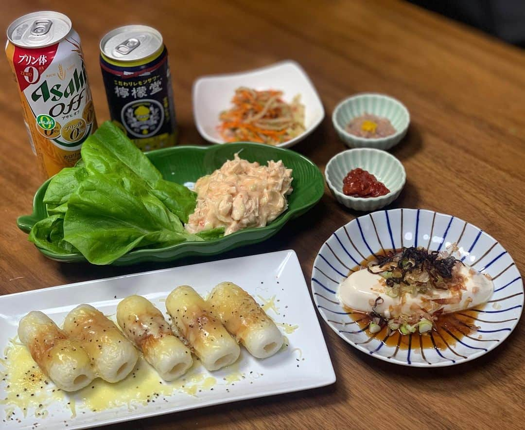 田中悦子さんのインスタグラム写真 - (田中悦子Instagram)「飲んべえの晩酌セット。 ってかもう始まってんのよね🍺⠀ ⠀ きっとそのまんま食べて美味しい竹輪のチーズ焼き。 一本全部ゆず大根作ったので皮は残して大根と人参の紅白ナムル。 男前豆腐、イカの塩辛、チャンジャ ササミのチリマヨ和え。  かんぱーい😚⠀ ⠀ 息子に竹輪3本食べられた笑 激ウマいらしいから 簡単だしおすすめ👌⠀ 少し醤油かけてね😄⠀ ⠀ 休みってええなぁ☺️☺️☺️⠀ ⠀ #晩酌セット #おうち時間 #おうちごはん #アサヒオフ #カロリー最小級  #檸檬堂 #飲んべえ女子」11月22日 17時30分 - etsuko.reborn25