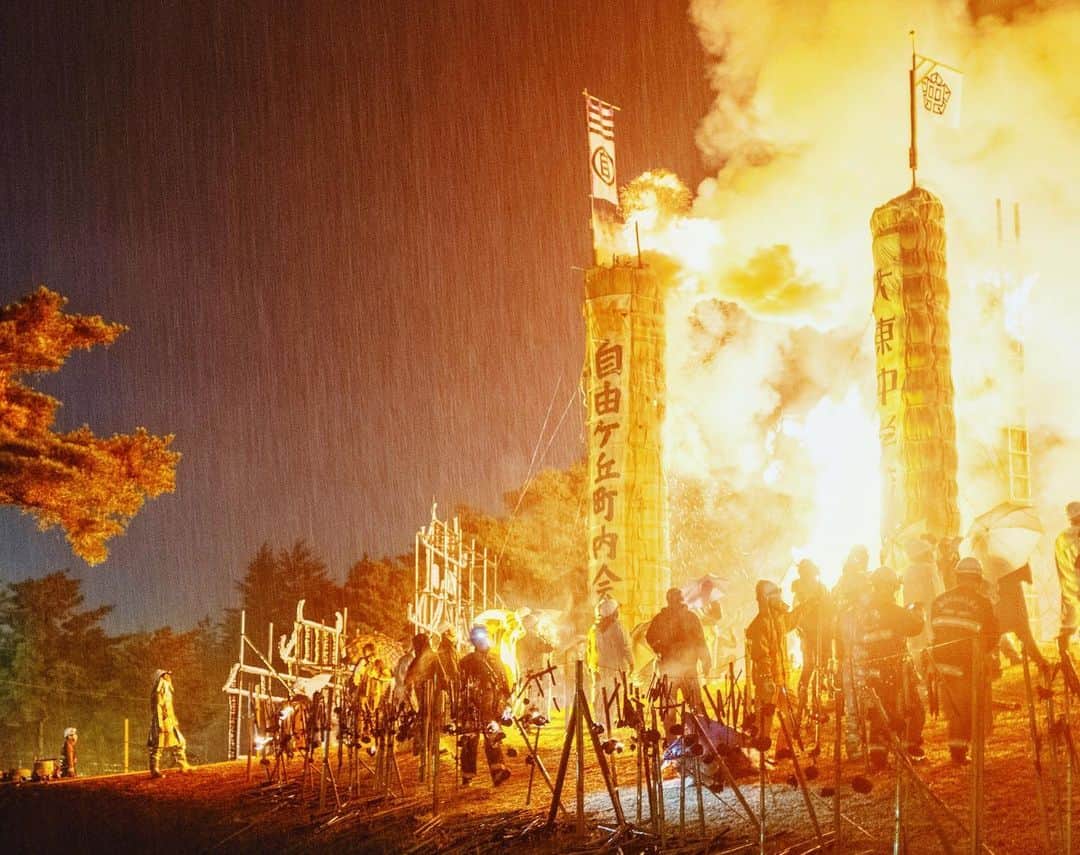 のインスタグラム：「(3/3) The night culminates in the burning of twenty-tow 10-meter tall towers being set alight. This festival has taken place for over four centuries as a tribute to the souls of the samurai warriors and local people from the area that were lost in the civil wars that ravaged Japan. Post 3/11, the Taimatsu Akashi Matsuri also pays respects to those who lost their lives in the triple earthquake, typhoon and nuclear disasters that hit this prefecture.   #須賀川松明あかし #Festival #Fuksuhima #お祭り #秋」