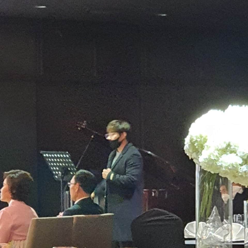 ジョンウク さんのインスタグラム写真 - (ジョンウク Instagram)「마스크를 착용하고 축가를 부르는 진귀한 경험을 했다 빨리 마스크를 내려놓는 날이 오길!! 충탱이 결혼 축하해!! #인천#결혼식#축가#정욱#기프트#마스크」11月22日 17時34分 - jungwook_0729