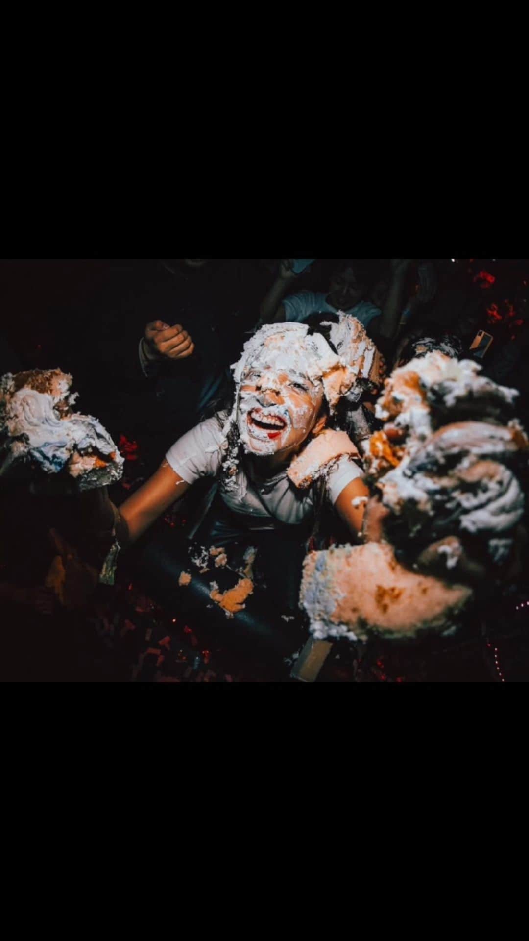 ケリーのインスタグラム：「Memories from last year😂 face cake from @steveaoki 🎂  ・ 昨年のバースデー😂　 フェイスケーキ from @steveaoki 最高でした❗️ ・ #bithdaycake#steveaoki#facecake」