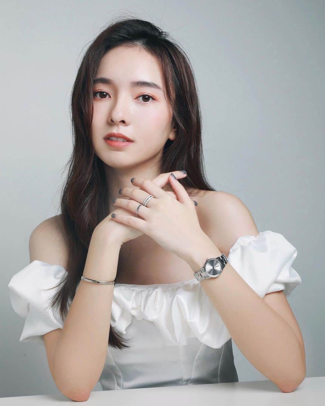 STEPHY YIWENのインスタグラム：「Celebrate the Black Friday with @danielwellington! 🖤🤍  50% off with selected items + receive a free gift when you spend RM600 ! Shop it now at www.danielwellington.com or at any of their official retail stores in Singapore & Malaysia .［USE MY CODE : StephyDW］ for additional 15% off and massively save you up to RM546!! *T&Cs apply #DanielWellington #DWMalaysia #DWinMY」