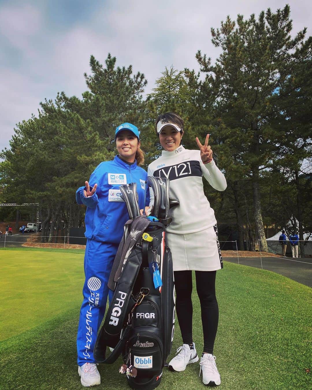 藤本麻子のインスタグラム：「2020 今シーズン終了しました⛳️ たくさんの応援ありがとうございました😊！ コロナの影響でファンの皆さんと 会場で会えんけんさみしかったけど SNSでのメッセージ、いつも心強かったです😉💪🏻💙 . みんなのバックアップが身にしみた。 ありがとうじゃ足りんけどありがとう。 . 所属　三愛石油#Obbli . #PRGR #マツモトキヨシ #肉のふきあげ雅 #v12golf #Nike #タイトリスト」
