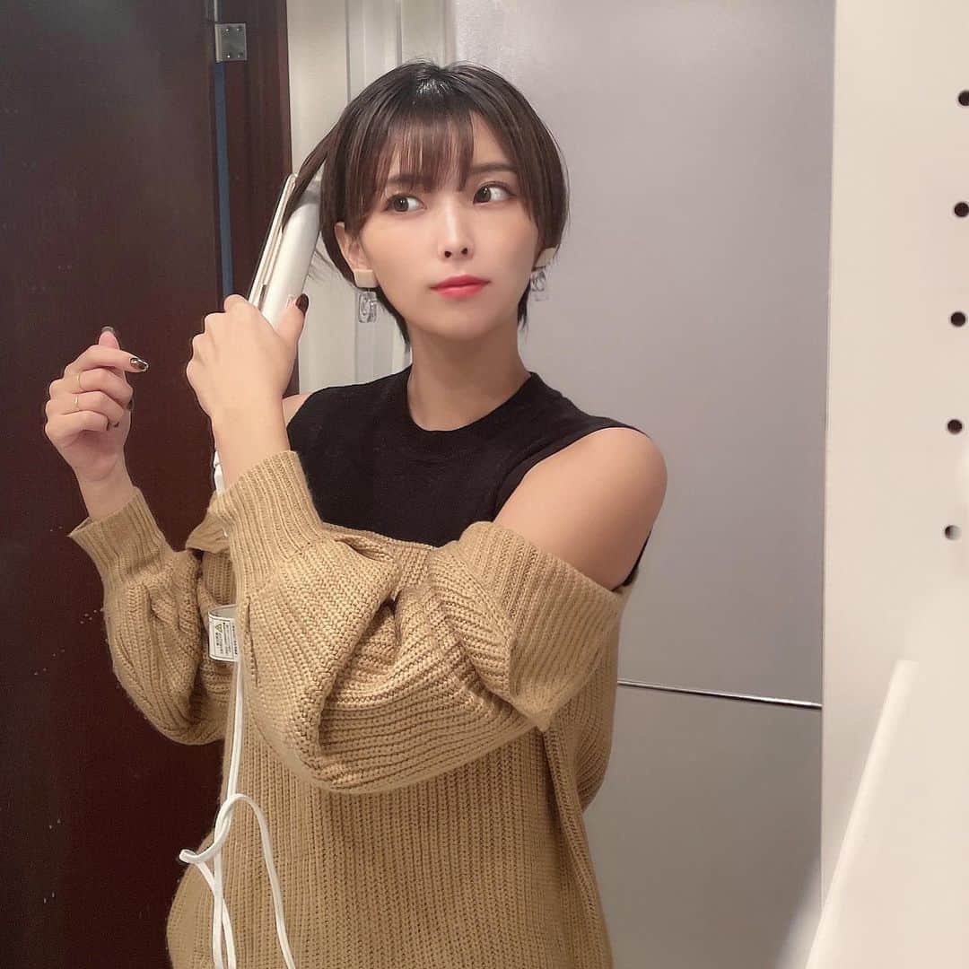 ききまるさんのインスタグラム写真 - (ききまるInstagram)「ストレートアイロン替えた💗 . 最近乾燥かな？髪がパサパサしてきてたから　@koizumi_beauty のマイナスイオンストレートアイロン (KHS8720W)に✨ . パイプ表面の加工「シルキーモイスト加工」は滑りがよくて、保湿性も高いから熱ダメージを低減！🥺🥺 あと髪の水分蒸発を抑制する力がすごい！うるおいをキープする力が高いということでこのヘアアイロンにしたよ⭐️ . .  #小泉成器 #コイズミ ＃KOIZUMI #salonsense300 #ヘアアイロン #PR #ストレートアイロン #美容家電 #家電 #シルキーモイストプレート #ヘアアレンジ #うるつや #ヘアケア #サロンセンス300」11月22日 17時49分 - kikigram_97