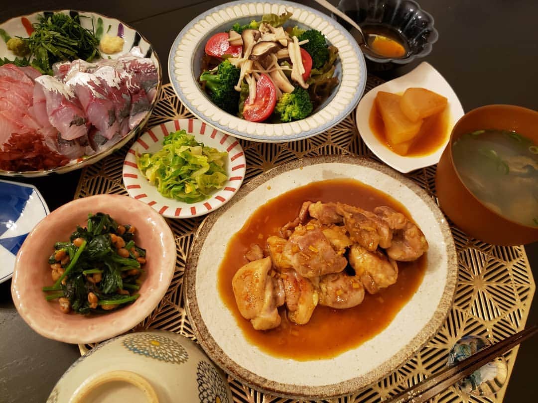 田辺岬のインスタグラム：「おうちごはん🍽️ . ガーリックバターチキン お刺身 きのこサラダ ほうれん草納豆和え キャベツナムル 大根コチュジャン煮 お味噌汁 . 子供が生まれて試合が再開しずーっとドタバタでやっと一息😌 ご飯作りはしばらくお休みです🍳 １人だと大変なので少しの間お母さんが来てくれてます💕 . 前回は🐣だったので今回は成長した🐔で🤣❤️ . #おうちごはん#アスリート飯#アスリートフードマイスター#栄養士」
