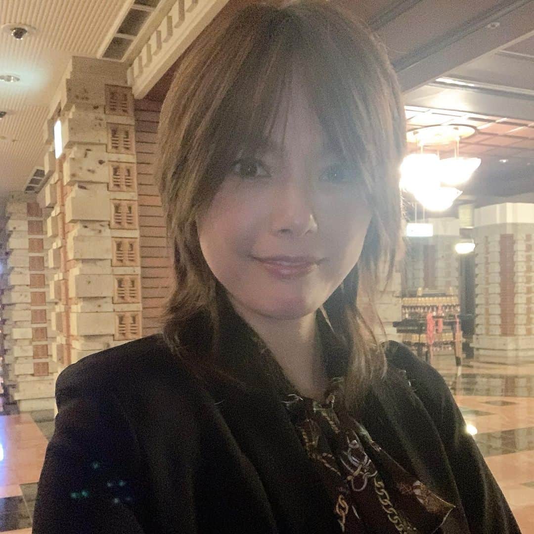 のインスタグラム：「今日の一枚😊街にクリスマスのポスターや飾りが🔔今年は一年がほんとに早いなぁ。  #あと1か月で #クリスマス ＃信じられない」