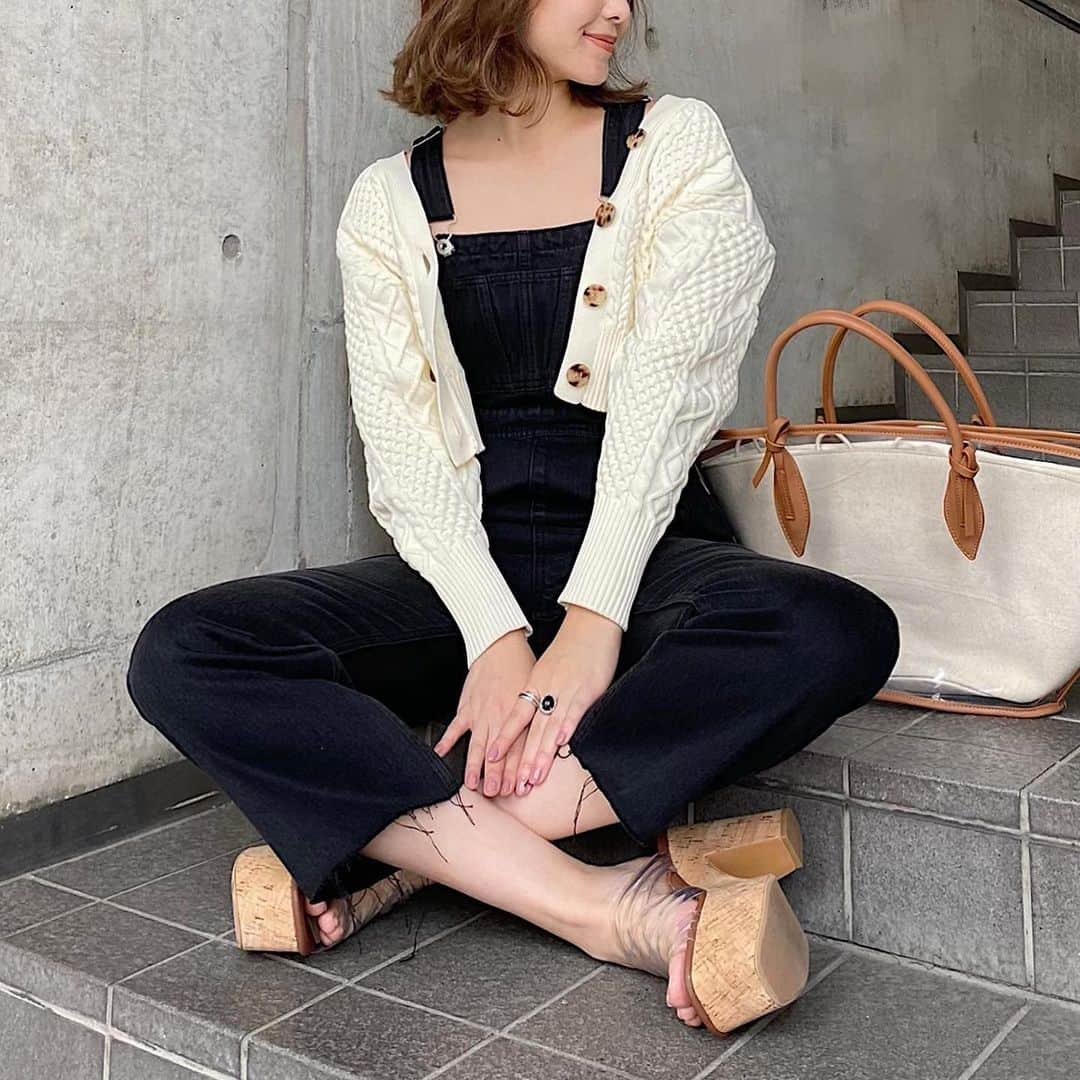 ikeda chizuruのインスタグラム：「WEB展示会もうすぐ終了✊﻿ もう春服はチェックしましたか？？﻿ ﻿ この春はオーバーオールも﻿ 気になるトレンドアイテム！﻿ ﻿ MERCURYDUOなら﻿ オーバーオールでも細身で﻿ 女性らしいシルエット👖﻿ ﻿ ブラウス合わせでも可愛いし﻿ 1枚で着てザクッと編みの﻿ カーデ合わせるのも好き🤗﻿ ﻿ 今ならWEB展示会特典で﻿ ✔︎予約商品10%OFF﻿ ✔︎予約商品送料無料！﻿ ✔︎予約商品ポイント20倍！﻿ ﻿ ぜひcheckしてみてください◎﻿ —————————————————﻿ コーデ詳細は@mercuryduo_chizuru ﻿ TOPのURLからチェックしてね✔︎」