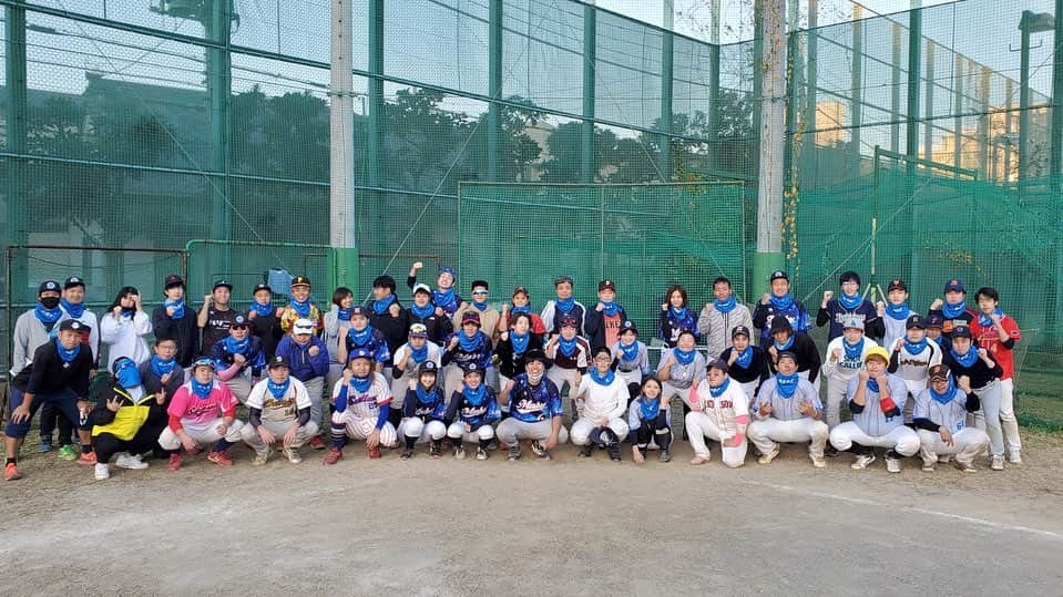 野球YouTuber向さんのインスタグラム写真 - (野球YouTuber向Instagram)「・ ムコウズのリアルを届けたい… そんな想いで初の試みである 草野球生放送に挑戦！ ・ 全4試合1カメ8時間ぶっ通しで 選手たちに怪我なく 無事に成功できました😭 ・ この日の為に尽力してくれた 運営陣の仲間、カメラ下さん 参加してくれた方々に感謝です。 ・ グラウンドを貸切で使用させて 下さった東京都立荒川商業高校。 ・ 株式会社アップセット様から 優勝チーム人数分Ｔシャツ📣 ＭＶＰ賞オーダースパイク🎉 ・ スポーツゼビオ様からたくさんの 野球用品を協賛して頂きました。 この度は本当にありがとうございました🙇‍♂️ ・ 今後も野球の楽しさを 全員で発信しています！」11月22日 17時49分 - 89youtuber_muko