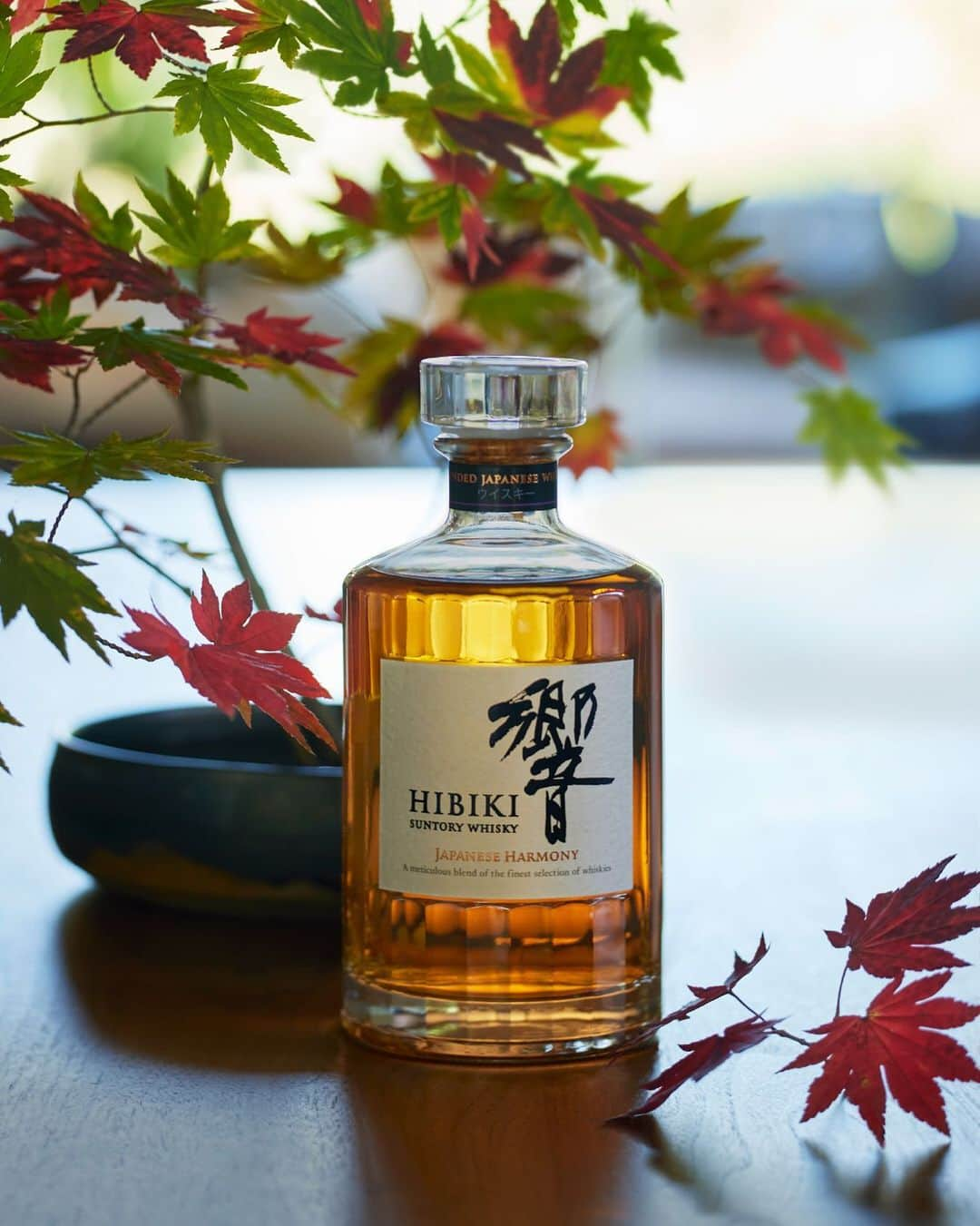 響 | SUNTORY WHISKY HIBIKIさんのインスタグラム写真 - (響 | SUNTORY WHISKY HIBIKIInstagram)「. HIBIKI TIME　～二十四節気・小雪～  染まりゆく木の葉を部屋に設えて Arrange the autumn leaves as they transform from green to red in a room.  #hibiki #響 #二十四節気 #24seasons #小雪 #shosetsu #初冬 #earlywinter #紅葉 #autumnleaves #withnature」11月22日 17時58分 - suntorywhisky_hibiki