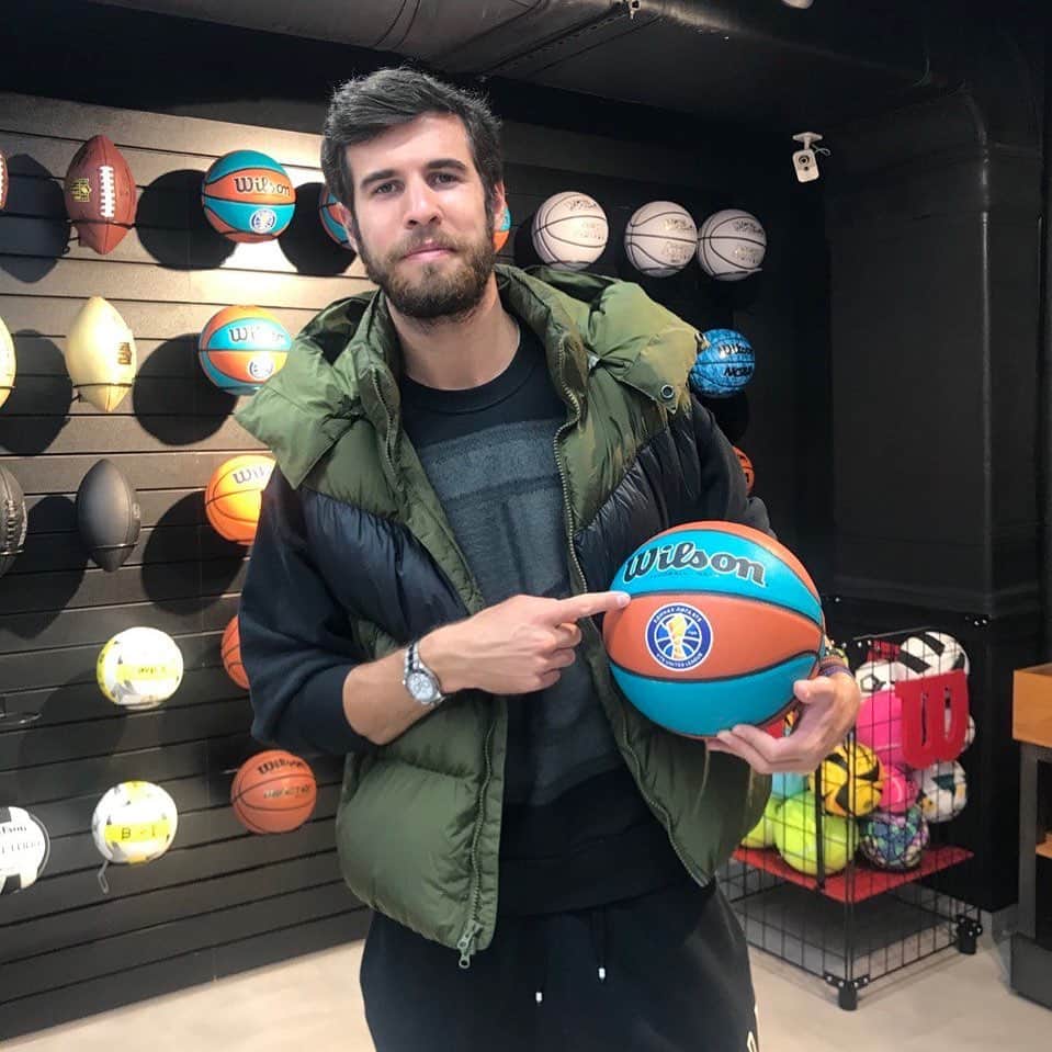 カレン・ハチャノフのインスタグラム：「Всем фанатам баскетбола🏀🥇👉🏻 @wilsonrussia @vtbleague  // To all the basketball fans🏀🥇👉🏻 @wilsonrussia」