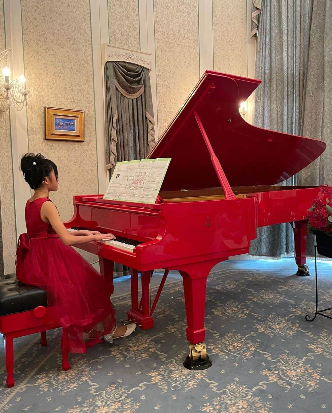 マッキーーーさんのインスタグラム写真 - (マッキーーーInstagram)「初めての音楽会を開催しました🎹 今年はコロナで色んな事が中止になりましたね、そんな所に夏ぐらいからウチのピアノで演奏会を開いて欲しいと依頼がいくつかあり、考えた結果今回、開催する事になりました✨子供達の演奏は素晴らしく感動しました✨これを期にまたやりたいと思います✨ 演奏会の後の食事は @ristorante_bellini さんが子供達のためにランチボックスをご提供いただきました🍱 そして皆んなでみかん狩り🍊 とオサムちゃんコール🐢 とても楽しかったです💕 #秋の音楽会 #子供達の演奏会 #音楽は人を豊かにする  #音楽は素晴らしい  #自宅演奏会 #私ができること  #わずかでも  #何か貢献していきたい #ピアノ　 #ヴァイオリン  #スタインウェイ  #フェラーリ #steinway  #piano  #ferrari   今回の子供達の演奏はハイライトに残してます✨」11月22日 17時52分 - g_dramaki_