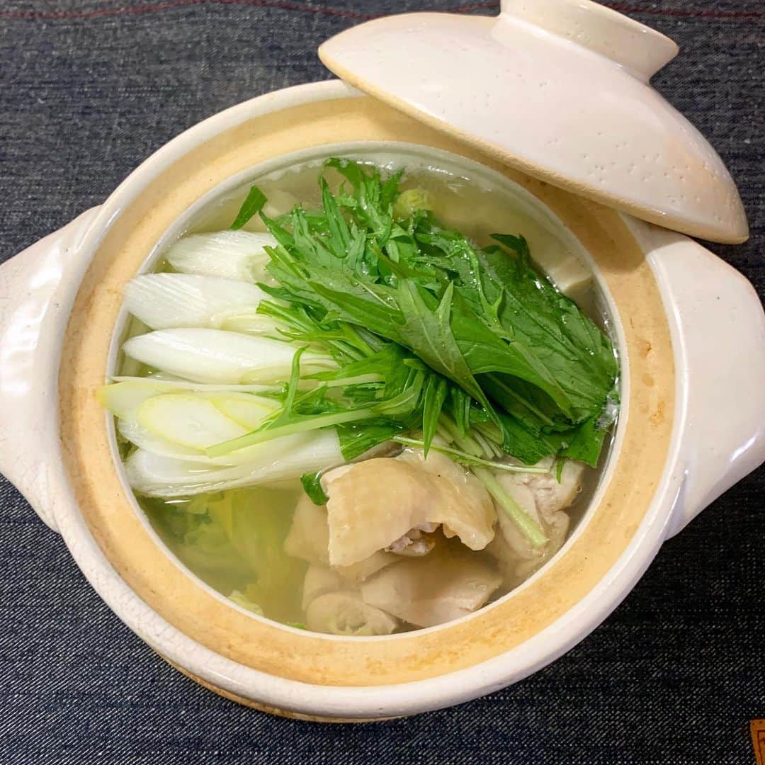 シュネルのインスタグラム：「『鶏ガラを使ったあっさり鍋』  ■材料 とり肉もも50g 豆腐1/4 水菜1束 長ネギ1/2 白菜1/4の半分  ①スープ 水約250cc 鶏ガラ大さじ1 酒小さじ1 塩少々 白だし小さじ1  野菜を食べやすい大きさに切り①を入れて煮込むだけの簡単料理なので是非作ってみてね  #food #料理 #レシピ #おうちごはん #シュネルキッチン」