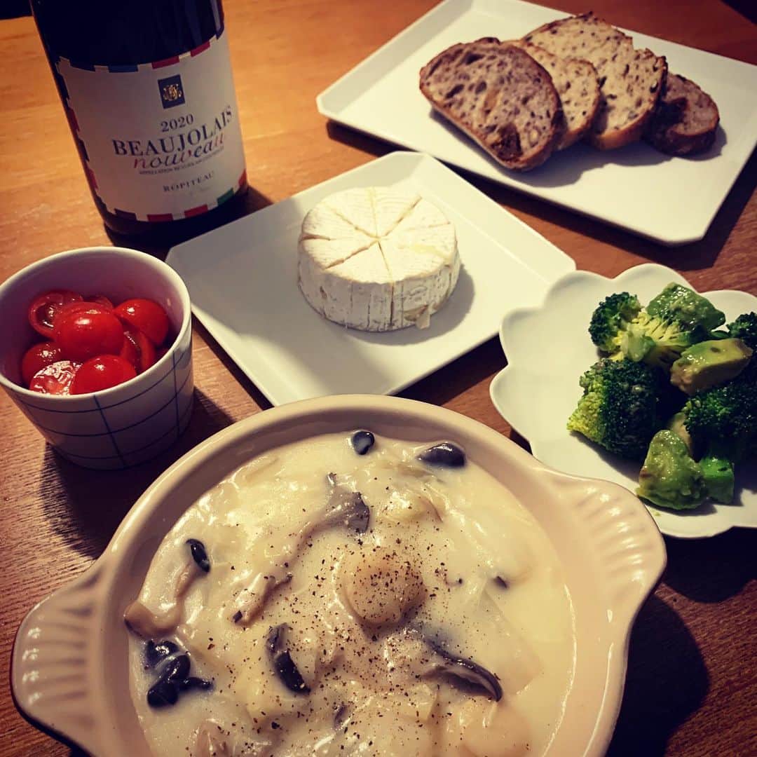 梅津有希子さんのインスタグラム写真 - (梅津有希子Instagram)「日曜日の夜ごはん。帆立と白菜のクリーム煮。昆布だしで白菜のかたいところをとろとろになるまで煮込み、シチューの素と牛乳で仕上げ。昆布だしと帆立と白菜のうま味たっぷり。ブロッコリーとアボカドのあえもの、ミニトマトのマリネ。よつ葉のチーズとPAULのパン。ちょっといいボージョレ・ヌーヴォーと。まったりSUNDAY🍷 #おうちごはん #だし #だし生活 #昆布 #ボジョレーヌーボー」11月22日 18時07分 - y_umetsu