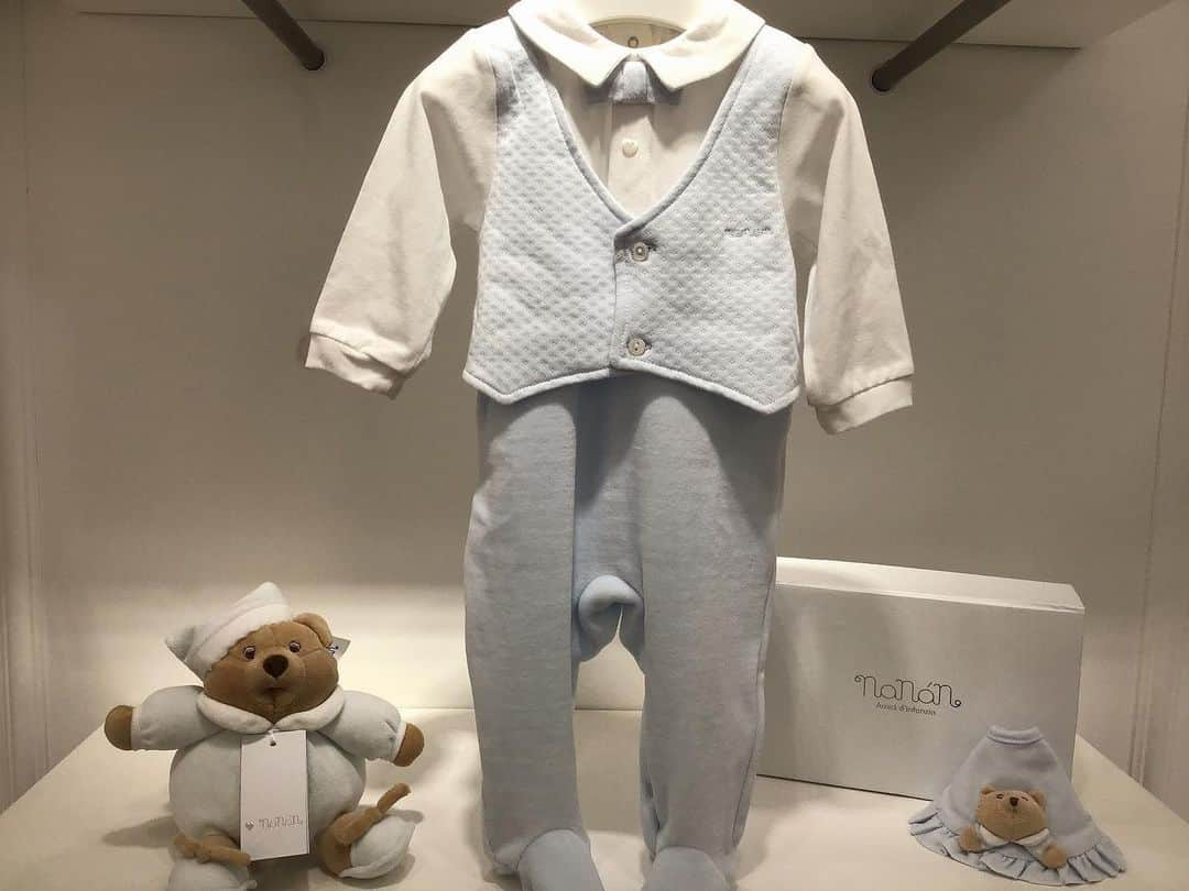 ナナンさんのインスタグラム写真 - (ナナンInstagram)「商品紹介🧸  本日は男の子のロンパースをご紹介させて頂きます😌✨  1枚目　蝶ネクタイロンパース9M （6〜9ヵ月） 価格 ¥13,000（税抜）  2枚目　ポケット付ロンパース9M （6〜9ヵ月） 価格 ¥13,800（税抜）  他にも違ったデザインのロンパース、お洋服ご用意ございますので是非ご来店お待ちしております💕  また、遠方の方や外出が厳しい妊婦さんの為にLINE通話販売も行っております。 ※LINE通話販売のお取引は振込対応になります。 入金の確認が出来次第ご配送させて頂きます。 是非、公式LINEのお友達追加の程よろしくお願いいたします💕  ナナン公式LINE→@453knqym  #ナナン#nanan#ナナン銀座本店#赤ちゃん#ベビー用品#ベビー#ギフト#プレゼント#赤ちゃん用品#くま#助産師#看護師#銀座#都内#お出かけ#ロンパース#ベビーウェア#ベビー服」11月22日 18時02分 - nananjapan_official