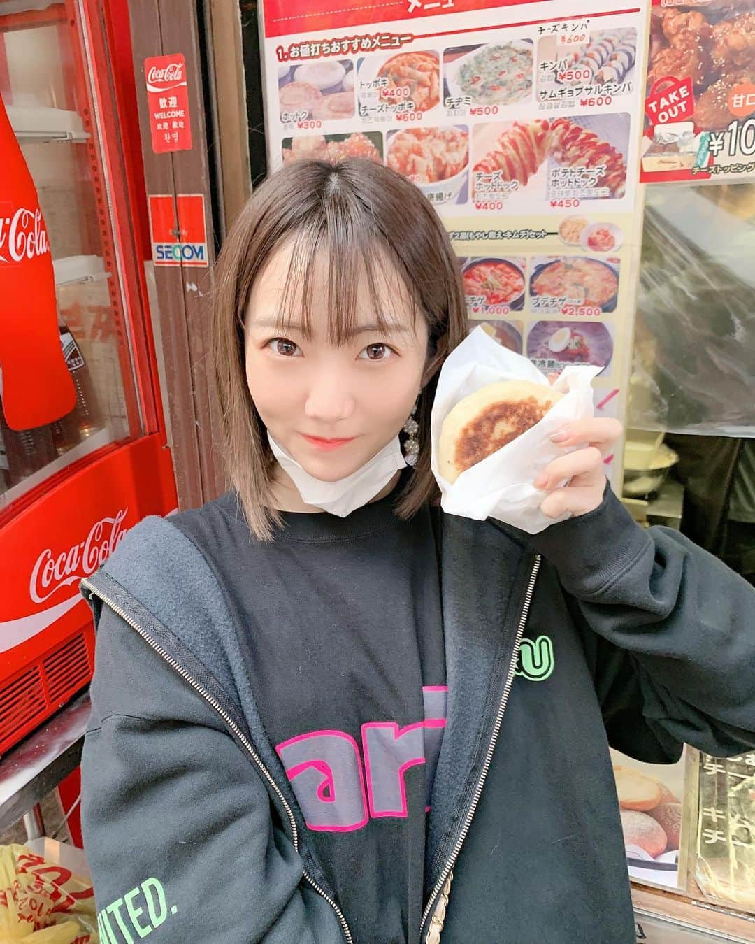 夏川愛実のインスタグラム：「﻿ ﻿ 大須商店街にある﻿ 韓まだんさんのホットク💗﻿ ﻿ これがおいしいんだなあ〜﻿ めちゃくちゃだいすき‼︎✨🥰﻿ ﻿ ﻿ 中はチーズ😌🧀﻿ ﻿ ﻿ #韓まだん#韓国料理#大須#大須商店街#大須グルメ﻿ #ホットク#チーズホットク#韓国グルメ#大須食べ歩き﻿ ﻿ ﻿」