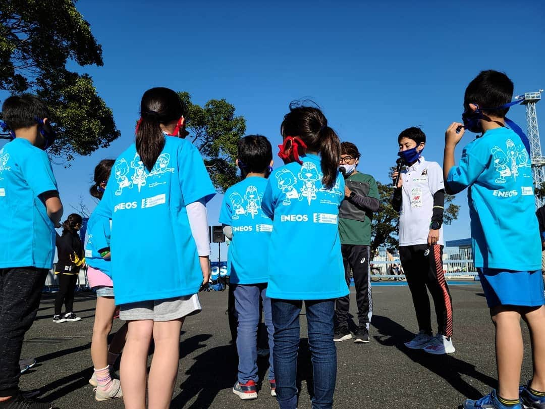 上田藍さんのインスタグラム写真 - (上田藍Instagram)「. Green Triathlon Yokohama SDGs.🍀 Eco-friendly.🙌🌍️🌊🌿✨ #reduce #recicle♻️ #reuse #3R ：：：：：：：：：： 昨日は神奈川県横浜市の山下公園で【Green Triathlon 横浜SDGs】が開催されました。  そして当日は、 使わなくなったTシャツを活用したランニングマスクのワークショップや、オリジナルマイエコバックのワークショップ🌱 そして、キッズファンラン🏃🏃🏃🏃✨や、【トライアスロンと横浜の海～きれいで豊かな海づくり～】をテーマとしたトークショーに参加させていただきました🤗✨  子供達と横浜WTS(世界大会)と同じ仕様のブルーカーペットのコースを走ったり、ワークショップで盛り上がったり、環境のことを学んだりと、とても充実した1日となりました(о´∀`о)🎵  マイエコバック作りのイラストは横浜でトライアスロンを楽しんでいるところをイメージして描きました💛布用クレヨンで色とりどりに描いて楽しかったです～😆👌❤️  いま目の前に広がる環境を、大切に守っていけるように、リデュース(減らす)、リユース(再利用)、リサイクル(再資源化)の3Rを意識した生活を心掛けていこうと、身近にできることから行っていこう！と学びました😊🌿  参加された皆様、ありがとうございました🥰  #グリーントライアスロン #横浜WTS #環境を大切に #地球に優しい生活🌍️ #マイエコバック💛 #感謝💗」11月22日 18時08分 - ai_love_tri