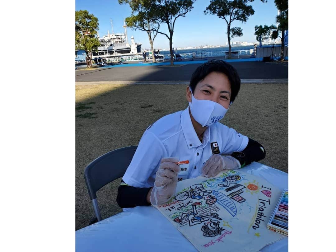 上田藍さんのインスタグラム写真 - (上田藍Instagram)「. Green Triathlon Yokohama SDGs.🍀 Eco-friendly.🙌🌍️🌊🌿✨ #reduce #recicle♻️ #reuse #3R ：：：：：：：：：： 昨日は神奈川県横浜市の山下公園で【Green Triathlon 横浜SDGs】が開催されました。  そして当日は、 使わなくなったTシャツを活用したランニングマスクのワークショップや、オリジナルマイエコバックのワークショップ🌱 そして、キッズファンラン🏃🏃🏃🏃✨や、【トライアスロンと横浜の海～きれいで豊かな海づくり～】をテーマとしたトークショーに参加させていただきました🤗✨  子供達と横浜WTS(世界大会)と同じ仕様のブルーカーペットのコースを走ったり、ワークショップで盛り上がったり、環境のことを学んだりと、とても充実した1日となりました(о´∀`о)🎵  マイエコバック作りのイラストは横浜でトライアスロンを楽しんでいるところをイメージして描きました💛布用クレヨンで色とりどりに描いて楽しかったです～😆👌❤️  いま目の前に広がる環境を、大切に守っていけるように、リデュース(減らす)、リユース(再利用)、リサイクル(再資源化)の3Rを意識した生活を心掛けていこうと、身近にできることから行っていこう！と学びました😊🌿  参加された皆様、ありがとうございました🥰  #グリーントライアスロン #横浜WTS #環境を大切に #地球に優しい生活🌍️ #マイエコバック💛 #感謝💗」11月22日 18時08分 - ai_love_tri