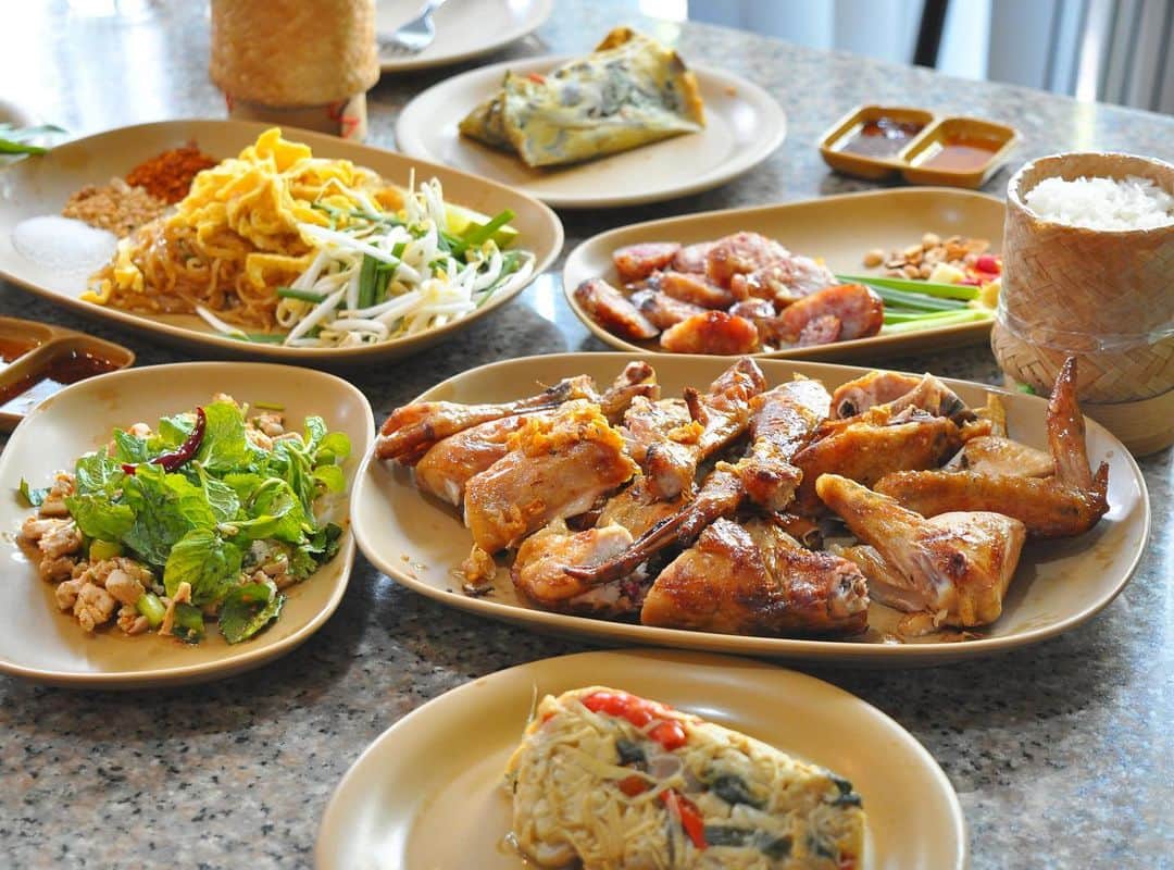 タイ国政府観光庁さんのインスタグラム写真 - (タイ国政府観光庁Instagram)「・﻿ ＼🍽️コーンケーン県で行きたいレストラン🍽️／﻿ ﻿ 今回は、人気のイサーン料理店「ガイヤーン・ワニダー・ロットウィセー」をご紹介😘﻿ ﻿ お店一番のおすすめメニューは、絶品の「ガイヤーン・カオ・スワンクワーン」🍗💕﻿ タイ料理でも馴染み深い「ガイヤーン（鶏の炭火焼）」の原点とも言われ、﻿ 外はパリパリ＆中は柔らかジューシーな丸焼きチキンが味わえます😋❤️﻿ ﻿ 「コーンケーン県を訪れる人は、必ずここでランチを食べる」とまで評されるほど、超有名店✨お肉好きの方は、ぜひ本物の美味しさを味わってみてください👍!!﻿ ﻿ #タイ美食レストラン #タイ #コーンケーン #イサーン #ガイヤーン #イサーン料理 #タイ料理 #イサーン料理 #タイ料理大好き #食べるの大好き #食べるの好きな人と繋がりたい #こんなタイ知らなかった #もっと知りタイ  #旅好きな人と繋がりたい #旅行好きな人と繋がりたい #海外旅行 #thailand #khonkaen #isan #wanidarosewises #gaiyang  #isanfood #thaifood #thaifoodstagram #amazingthailand #thailandtravel #thailandtrip #thai #thaistagram #lovethailand」11月22日 18時08分 - amazingthailandjp