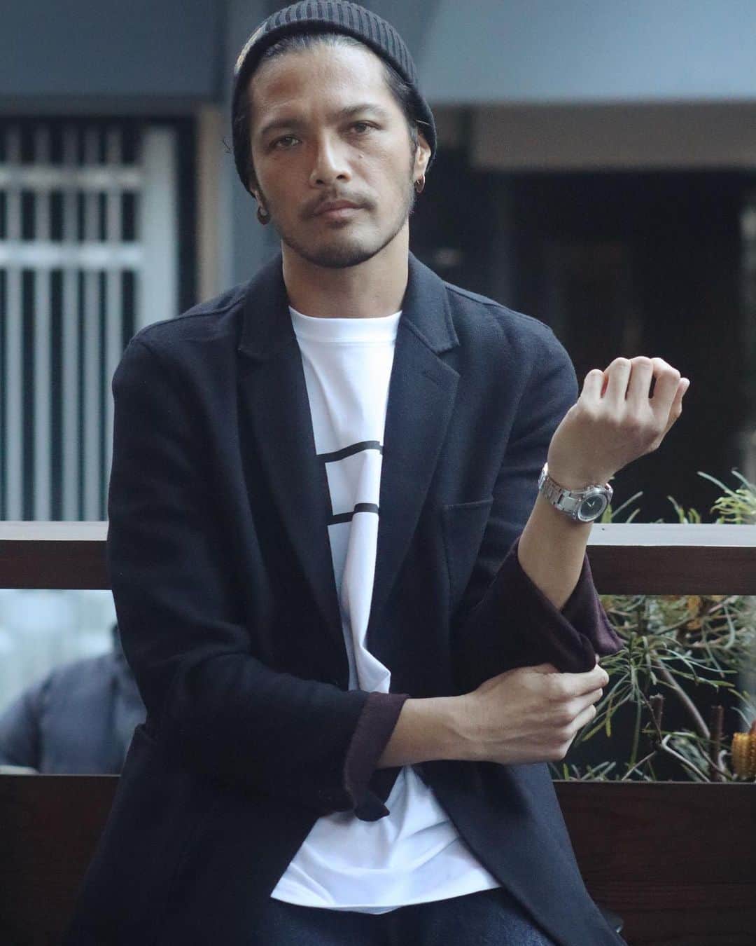ZOEのインスタグラム：「#今日のコーデ  今日は @bananarepublic_jp の スリムウールブレンドブレザーを中心にコーディネートしてみました。  ジャケットとか珍しいでしょ？👀  キャップ @newerajapan  ピアス @bingobrothers  ジャケット @bananarepublic_jp  Tシャツ @botanize_official × @do_nuts_factory × @firstorder_and_agent  時計 @fossil  デニム @onepieceofrock_official  @csf_official」