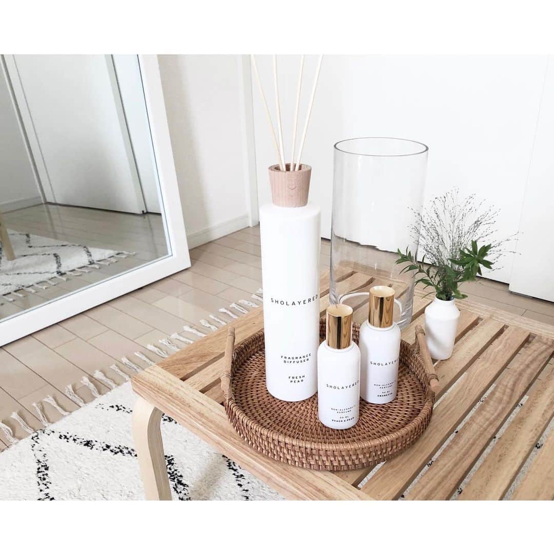 kumiのインスタグラム：「ベッドルーム用のディフューザー。 ずっとずっと悩んでいて、こちらに🌿＊  @layered_fragrance インテリア代わりになるような素敵なデザインも決め手のひとつ。  FRESH PEARの爽やかな香りは眠る前も至福で、とにかく癒されてる😌♡  そして、アルコールフリーのパフューム。私にしては珍しいキュンとくるレディな香り。  ・AMARETTO ・PEACH & PEAR  髪の毛にシュッとすれば ふわっと優しく香ってちょうど良い＊＊  #楽天roomに載せてます 💐  #layeredfragrance#sholayered #diffuser#perfume#roomfragrance#interior#bedroom  #ベッドルーム#インテリア#シンプルインテリア#ショーレイヤード#レイヤードフレグランス#ディフューザー#ルームフレグランス#フレグランス#アマレット#ピーチアンドペア#フレッシュペア」