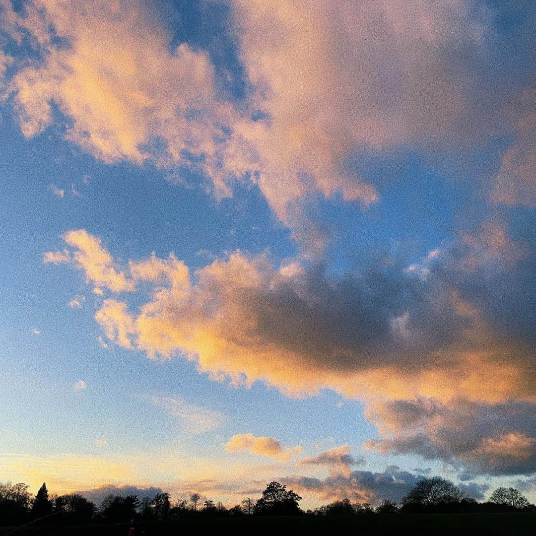 ジョディ・ウィリアムズのインスタグラム：「☁️☁️☁️」
