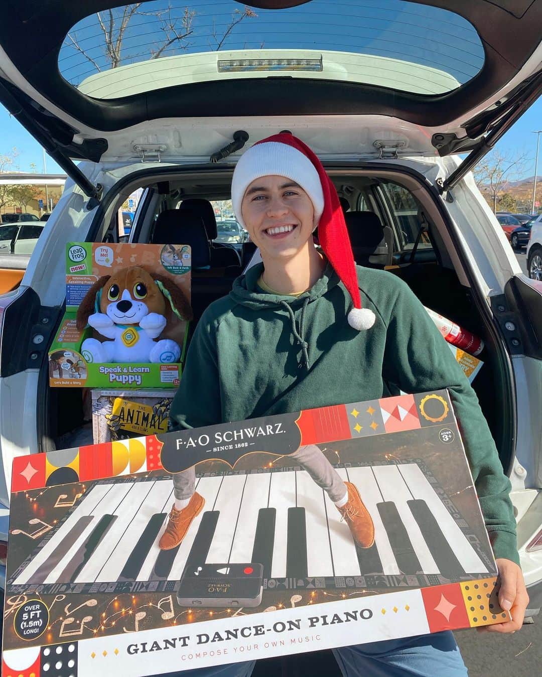 ナッシュ・グリアのインスタグラム：「#ad Santa came early this year!!! So excited to surprise Malakai with some gems off Bullseye’s top toys list! Find top toys for every age & budget this holiday at @target #TargetJoy 🎁❤️」