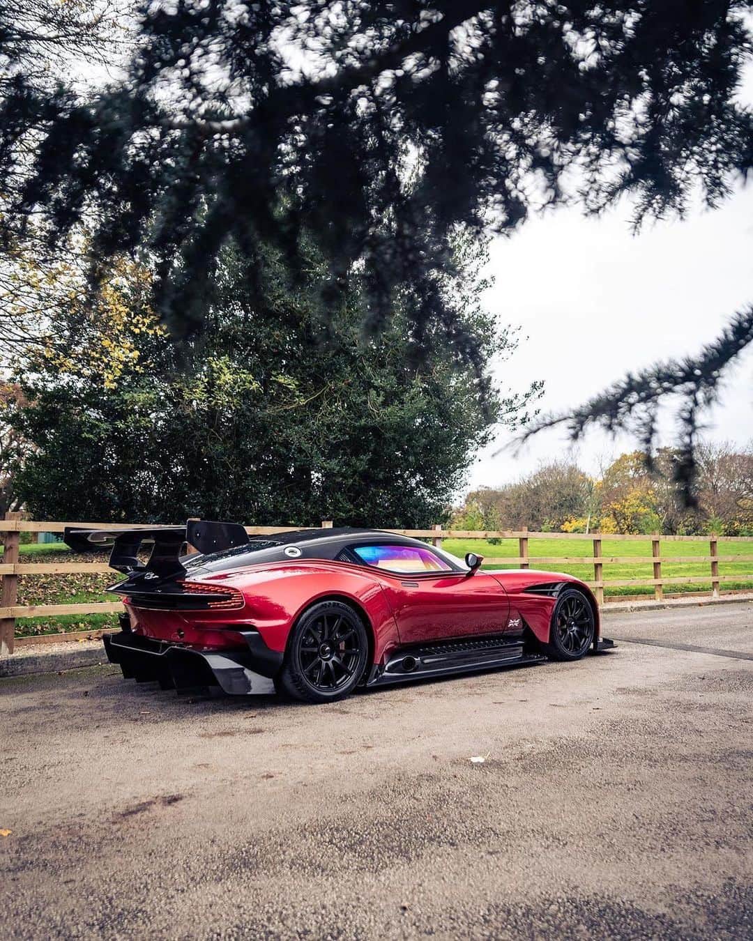CARLiFESTYLEさんのインスタグラム写真 - (CARLiFESTYLEInstagram)「The Aston Martin Vulcan 👍🏽or👎🏽? Photo by @tfjj #carlifestyle」11月23日 3時48分 - carlifestyle