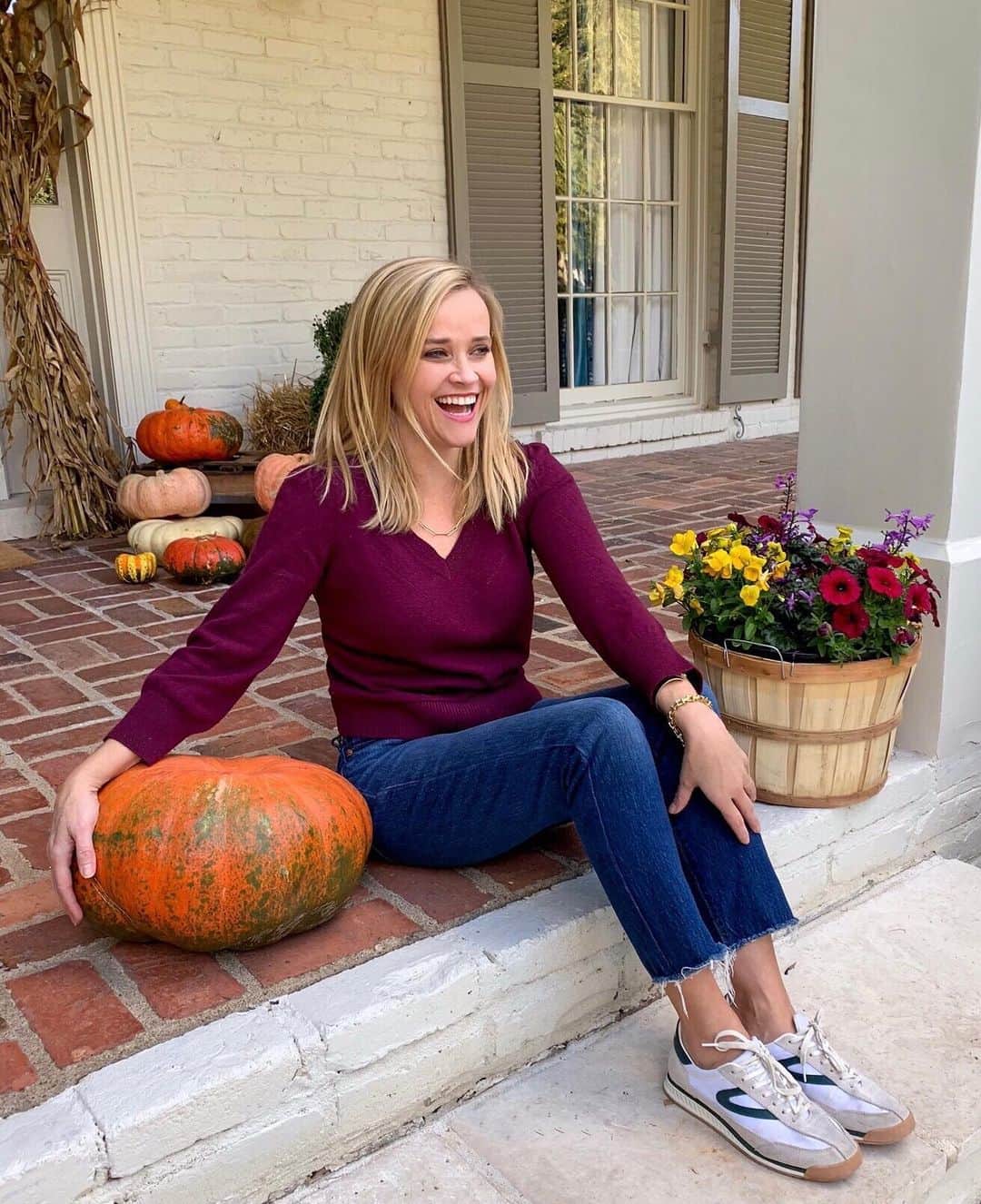 リース・ウィザースプーンのインスタグラム：「At this point my blood type is basically pumpkin spice. 🎃🍂」