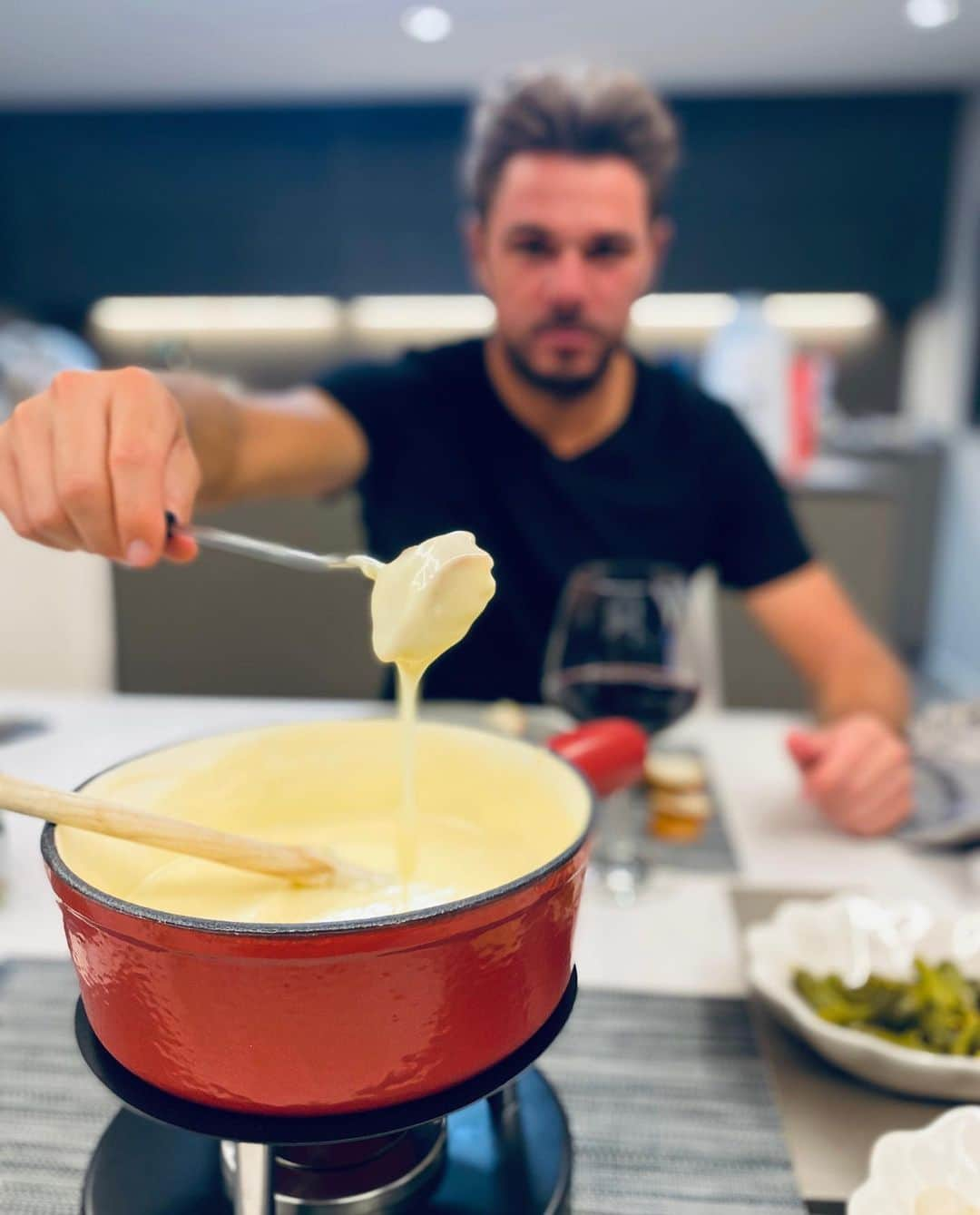 スタニスラス・ワウリンカさんのインスタグラム写真 - (スタニスラス・ワウリンカInstagram)「Cheat day on Sunday ♟🧀🇨🇭🤭❤️ #sundayfunday #cheese #fondue #love #fattystan」11月23日 3時51分 - stanwawrinka85