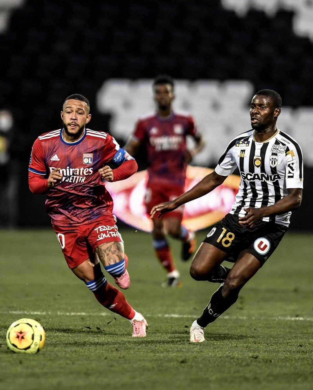 リーグ・アンさんのインスタグラム写真 - (リーグ・アンInstagram)「🆚 #SCOOL (0-1) 🦁 L'@ol s'impose sur la pelouse d'@angerssco grâce à nouveau but de @tinokadewere 🇿🇼 !  Lyon beat Angers thanks to Kadewere! • • #Ligue1UberEats #TinoKadewere #Kadewere #OL #OlympiqueLyonnais #StadeRaymondKopa」11月23日 4時02分 - ligue1ubereats