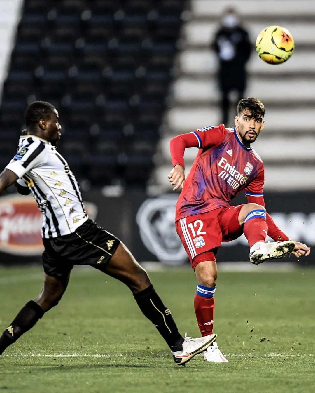 リーグ・アンさんのインスタグラム写真 - (リーグ・アンInstagram)「🆚 #SCOOL (0-1) 🦁 L'@ol s'impose sur la pelouse d'@angerssco grâce à nouveau but de @tinokadewere 🇿🇼 !  Lyon beat Angers thanks to Kadewere! • • #Ligue1UberEats #TinoKadewere #Kadewere #OL #OlympiqueLyonnais #StadeRaymondKopa」11月23日 4時02分 - ligue1ubereats