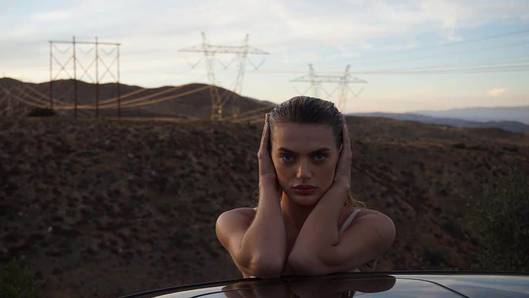 ブレッヒェ・ハイネンのインスタグラム：「When @leahdarcymakeup pulls over to the side of the road after work 📸🌵」