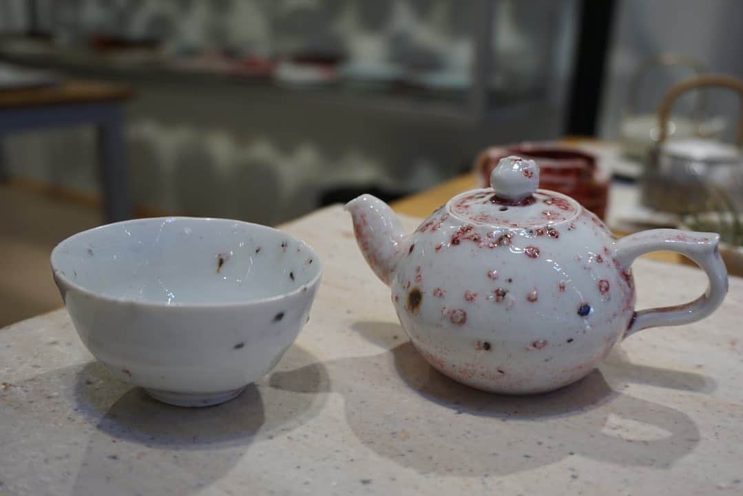 ナム・ボラのインスタグラム：「자연을 닮아 거칠지만 정갈한 매력이 있네요. #이목동그릇 @2trees_pottery  이번 요리책 작업에 함께했습니다」