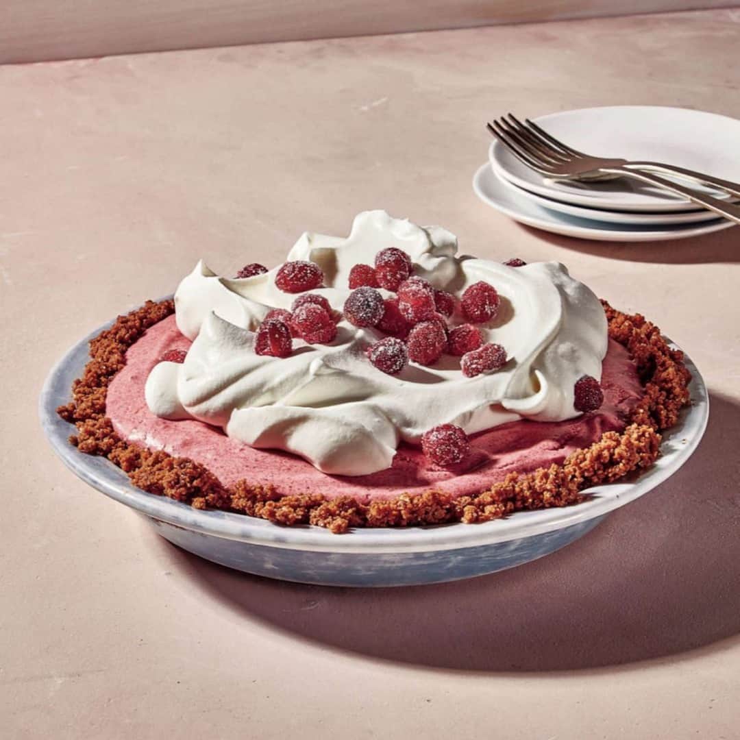 Good Morning Americaさんのインスタグラム写真 - (Good Morning AmericaInstagram)「Cranberry pomegranate mousse pie. Double tap if you're drooling. Get recipe at link in bio! #recipes #pie #thanksgivingrecipe #thanksgiving2020」11月23日 4時00分 - goodmorningamerica