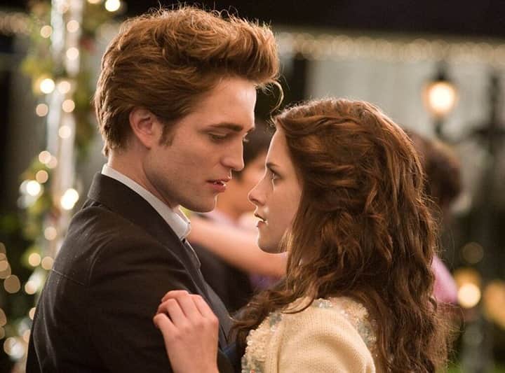 E! Onlineさんのインスタグラム写真 - (E! OnlineInstagram)「#Twilight just turned 12 years old(!) and like the movie, there were plenty of unexpected twists and turns off-screen. Link in bio for secrets about the franchise that totally dazzled us. (📷: Deana Newcomb/ Summit Entertainment)」11月23日 4時00分 - enews