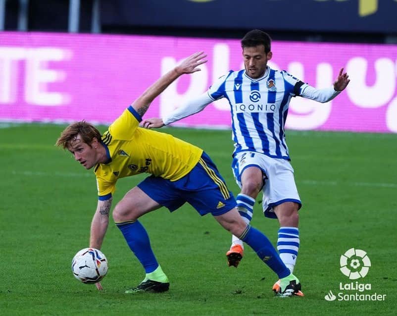 アレハンドロ・フェルナンデス・イグレシアスのインスタグラム：「Estamos en una pequeña mala racha, ahora es cuando más hay que estar unidos y trabajar. Vamos Cádiz💛💙LLNSN」